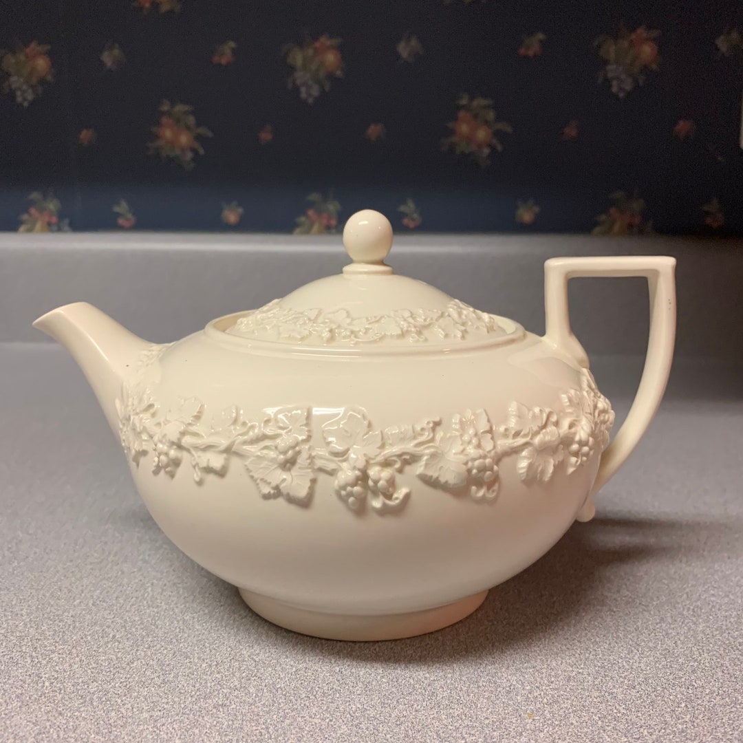 Josiah Wedgwood Cream Embossed Queens Ware Teapot of Etruria