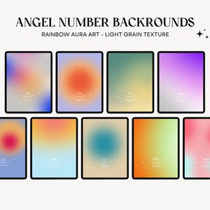 Könnte beinhalten: Zehn digitale Hintergründe auf schwarzen Tablets. Jeder Hintergrund zeigt einen weichen, farbenfrohen Farbverlauf mit einer Engelszahl. Der Text oben lautet "ANGEL NUMBER BACKGROUNDS" und "RAINBOW AURA ART - LIGHT GRAIN TEXTURE".