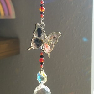 Floraler Sonnenfänger, magisches Geschenk für Sie, Kristall Sonnenfänger, hexenhaftes Dekor, gepresste Blumen Kunst, Boho Fensterdeko, Cottagecore Wandkunst, Resin