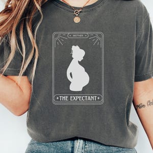 Camiseta com as cores confortáveis da carta de tarô da gestante | Camiseta engraçada para gravidez | Presente humorístico para chá de bebê e maternidade | Camiseta para anúncio de bebê