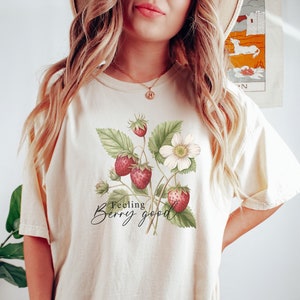 Comfort Colors Strawberry Shirt Feeling Berry Good Shirt Cottagecore Clothing Boho Clothing Fruit Shirt Botanical Shirt Aesthetic Clothes