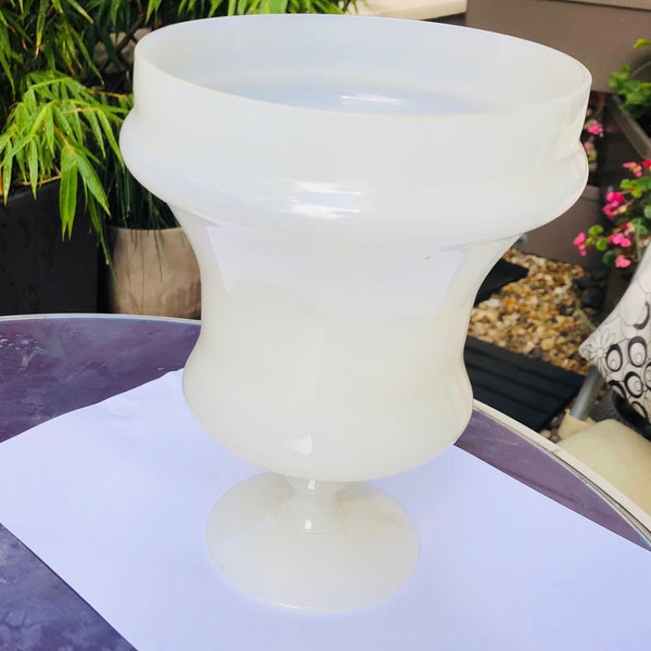 Large vase in Opaline Blanche.rare large size. Opaline Ancienne de France . Chalice Vintage.Opaline XXth Century.Opaline White