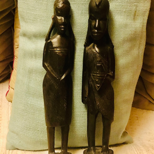 Vintage africain en bois ébonisé sculpté à la main. Paire Homme et Femme