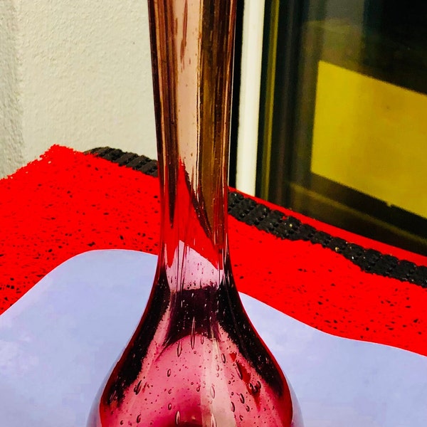 Vase soliflore Biot vintage des années 70, aubergine en verre à bulles soufflé à la bouche