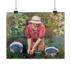 Puede incluir: Una impresión de una mujer recogiendo arándanos en un jardín. Lleva una blusa rosa y un sombrero blanco. Dos cubos de metal llenos de arándanos están en el suelo. El fondo presenta follaje verde.