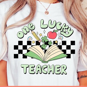 Um Professor Sortudo Png, Professor St Patricks Day Png, Retro Lucky Teacher Png, Checkered Teacher Sublimation Designs, Cute Teacher Clipart