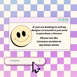 Pode incluir: Um fundo xadrez rosa e branco com uma janela pop-up que diz "Se voc&ecirc; est&aacute; procurando vender meus designs como transfer&ecirc;ncias, voc&ecirc; precisa comprar uma licen&ccedil;a. Por favor, consulte a se&ccedil;&atilde;o Licen&ccedil;as no meu menu de itens." A janela tem um &iacute;cone de rosto sorridente e um bot&atilde;o que diz "LICENSES 2".