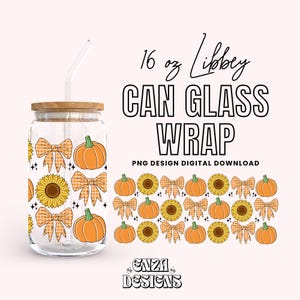 Op de afbeelding: Een helder glazen blikje met een bamboe deksel en rietje, met een herfstthema. Het ontwerp bevat oranje pompoenen, gele zonnebloemen en oranje geruite strikken. De tekst op de afbeelding luidt "16 oz Libbey CAN GLASS WRAP".