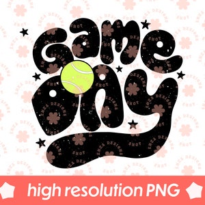 K&ouml;nnte beinhalten: Schwarzwei&szlig;es Grafikdesign mit dem Text "Game Day" im Retro-Stil. Ein gelber Tennisball befindet sich im "O" von "Game".
