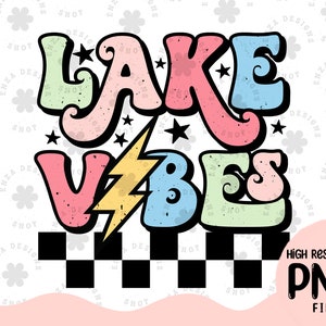 Puede incluir: Un dise&ntilde;o gr&aacute;fico colorido con el texto "LAKE VIBES" en un estilo retro. El texto est&aacute; en una variedad de colores pastel, incluyendo rosa, azul, verde y amarillo. El dise&ntilde;o tambi&eacute;n incluye un rayo y un patr&oacute;n de cuadros.