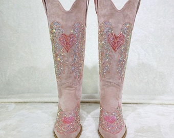 Botas vaqueras country western con alas de ángel y pedrería rosa empolvado hasta la rodilla.