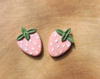 ピンクのストロベリーイヤリング | ストロベリーハギー、スタッド | ボヘミアンハンドメイド、軽量、低刺激性ポリマークレイイヤリング