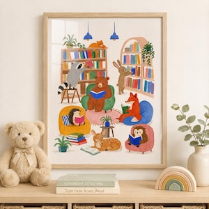 Puede incluir: Una lámina de arte mural enmarcada con una colorida ilustración de animales del bosque leyendo libros en una biblioteca. Un mapache, un oso, un conejo, un zorro, un erizo, un búho y un ciervo aparecen sentados en sillas o en el suelo.