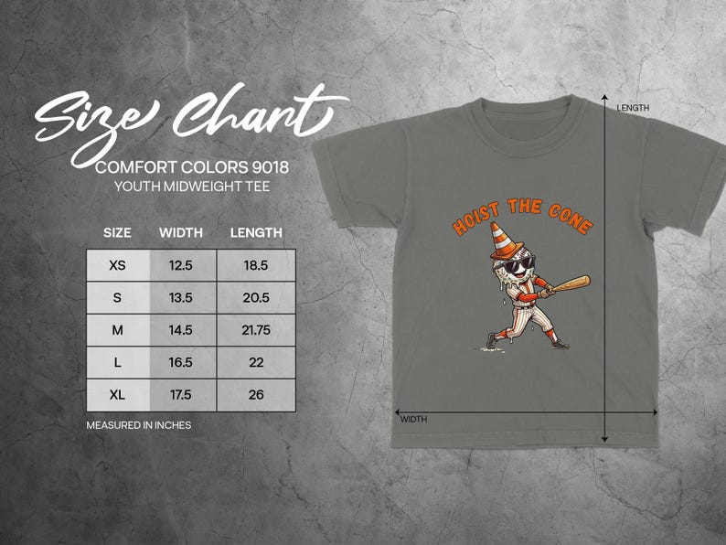 Może przedstawiać: Szara koszulka dla młodzieży z napisem "HOIST THE CONE" i grafiką baseballową. Tabela rozmiar&oacute;w pokazuje wymiary w cm: XS (31,75 cm szerokości, 47 cm długości), S (34,3 cm szerokości, 52,1 cm długości), M (36,8 cm szerokości, 55,2 cm długości), L (41,9 cm szerokości, 55,9 cm długości) i XL (44,5 cm szerokości, 66 cm długości).