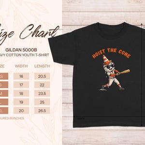 Może przedstawiać: Czarny t-shirt dla młodzieży z napisem "HOIST THE CONE" nad grafiką o tematyce baseballowej. Grafika przedstawia postać baseballisty w kapeluszu w kształcie pachołka drogowego i okularach przeciwsłonecznych, wymachującą kijem. Tabela rozmiar&oacute;w.