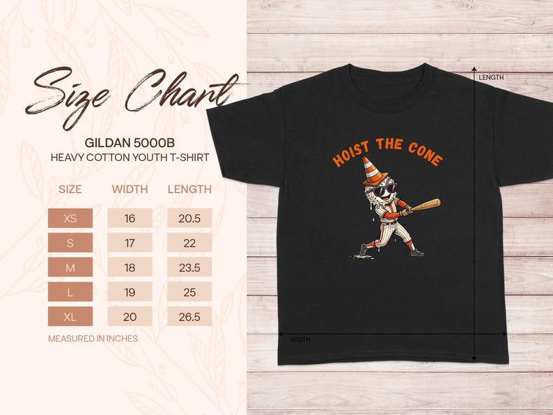 Może przedstawiać: Czarny t-shirt dla młodzieży z napisem "HOIST THE CONE" nad grafiką o tematyce baseballowej. Grafika przedstawia postać baseballisty w kapeluszu w kształcie pachołka drogowego i okularach przeciwsłonecznych, wymachującą kijem. Tabela rozmiar&oacute;w.