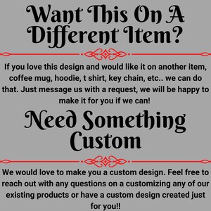 Może przedstawiać: Grafika na szarym tle z tekstem "Want This On A Different Item?" i "Need Something Custom". Tekst oferuje usługi projektowania na zam&oacute;wienie dla r&oacute;żnych przedmiot&oacute;w, takich jak kubki i koszulki.