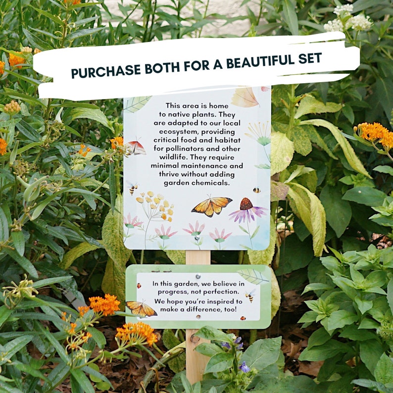 K&ouml;nnte beinhalten: Zwei Gartenschilder mit Text und Illustrationen von Schmetterlingen, Bienen und Blumen. Auf dem oberen Schild steht "KAUFEN SIE BEIDES F&Uuml;R EIN SCH&Ouml;NES SET". Auf dem unteren Schild steht "In diesem Garten glauben wir an Fortschritt, nicht an Perfektion."