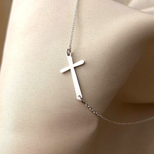 Collier croix, Collier croix sur le côté, Collier sur le côté, Collier croix pour femme, Collier chrétien, Bijoux religieux