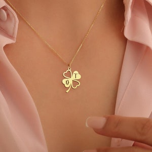 Peut inclure: Un collier en or avec un pendentif en forme de tr&egrave;fle &agrave; quatre feuilles. Le tr&egrave;fle a les lettres 'D' et 'T' d&eacute;coup&eacute;es.