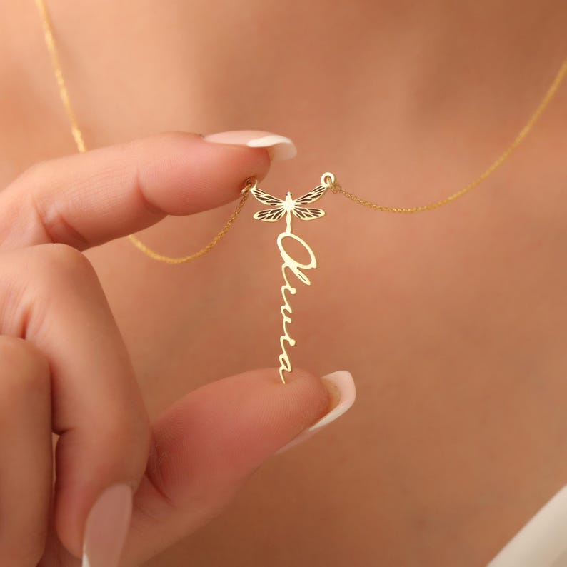 Collar de libélula personalizado con nombre, collar minimalista personalizado de libélula, collar con nombre de libélula, elegante collar con dije de libélula imagen 5