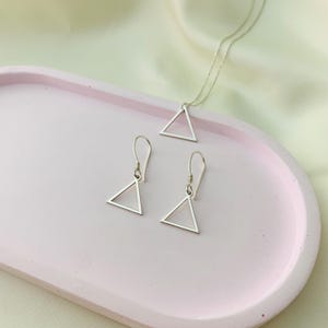 Triangelhalsband, Triangelörhängen, Triangelsmycken i sterlingsilver, Smyckeset med triangelhalsband och örhängen, Dingla triangelörhängen bild 6