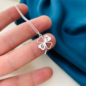 Peut inclure: Un collier en argent avec un pendentif en forme de tr&egrave;fle &agrave; quatre feuilles. Le pendentif porte les lettres "D" et "T" grav&eacute;es.