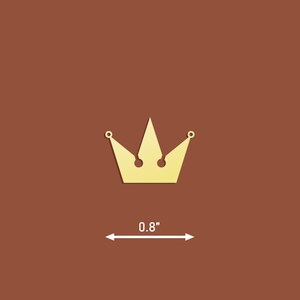 Peut inclure: Breloque couronne en or mesurant 0,8 pouce. La couronne est un design simple &agrave; cinq pointes.