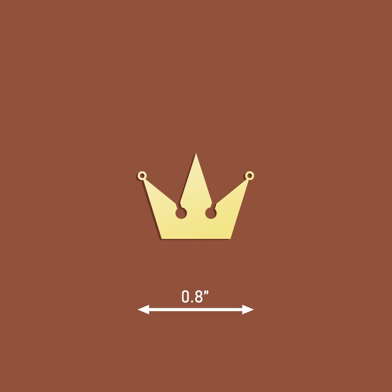 Peut inclure: Breloque couronne en or mesurant 0,8 pouce. La couronne est un design simple &agrave; cinq pointes.