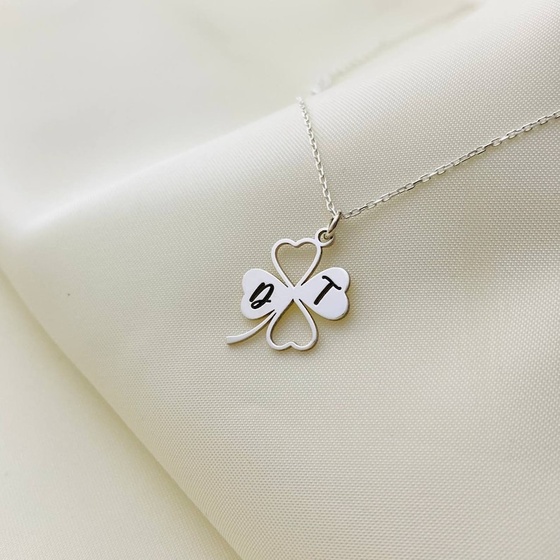 Peut inclure: Collier en argent avec un pendentif en forme de tr&egrave;fle &agrave; quatre feuilles. Le pendentif est grav&eacute; des lettres "B" et "T".