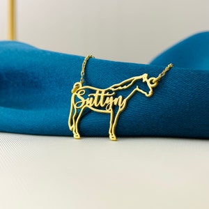 Peut inclure: Collier en or en forme de cheval avec le nom "Suttyn" &eacute;pell&eacute; dans le corps du cheval.
