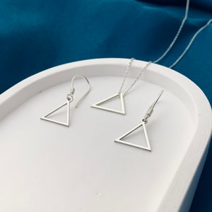 Triangelhalsband, Triangelörhängen, Triangelsmycken i sterlingsilver, Smyckeset med triangelhalsband och örhängen, Dingla triangelörhängen bild 9