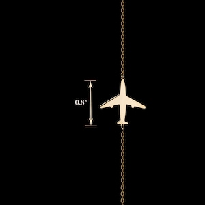 Op de afbeelding: Gouden vliegtuigbedelketting met een delicate ketting. De vliegtuigbedel is 0,8 inch breed.