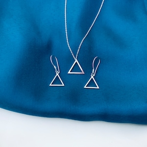 Triangelhalsband, Triangelörhängen, Triangelsmycken i sterlingsilver, Smyckeset med triangelhalsband och örhängen, Dingla triangelörhängen bild 8