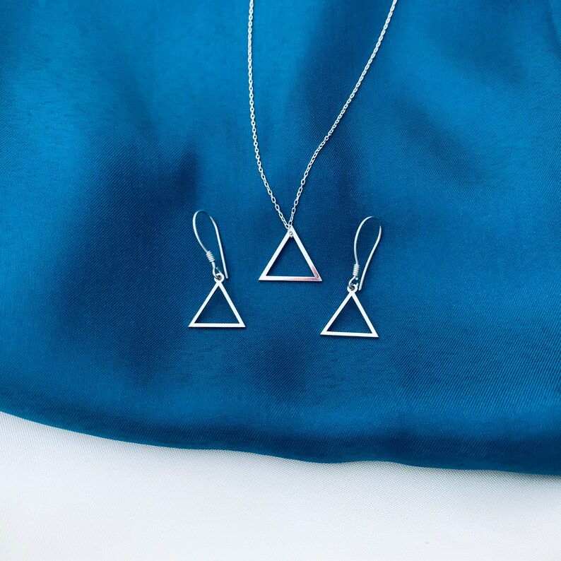 Triangelhalsband, Triangelörhängen, Triangelsmycken i sterlingsilver, Smyckeset med triangelhalsband och örhängen, Dingla triangelörhängen bild 8