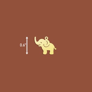 Puede incluir: Un amuleto de elefante de metal de color dorado, que mide 1,5 cm de alto.