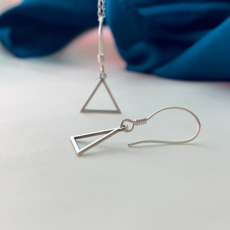 Triangelhalsband, Triangelörhängen, Triangelsmycken i sterlingsilver, Smyckeset med triangelhalsband och örhängen, Dingla triangelörhängen bild 7