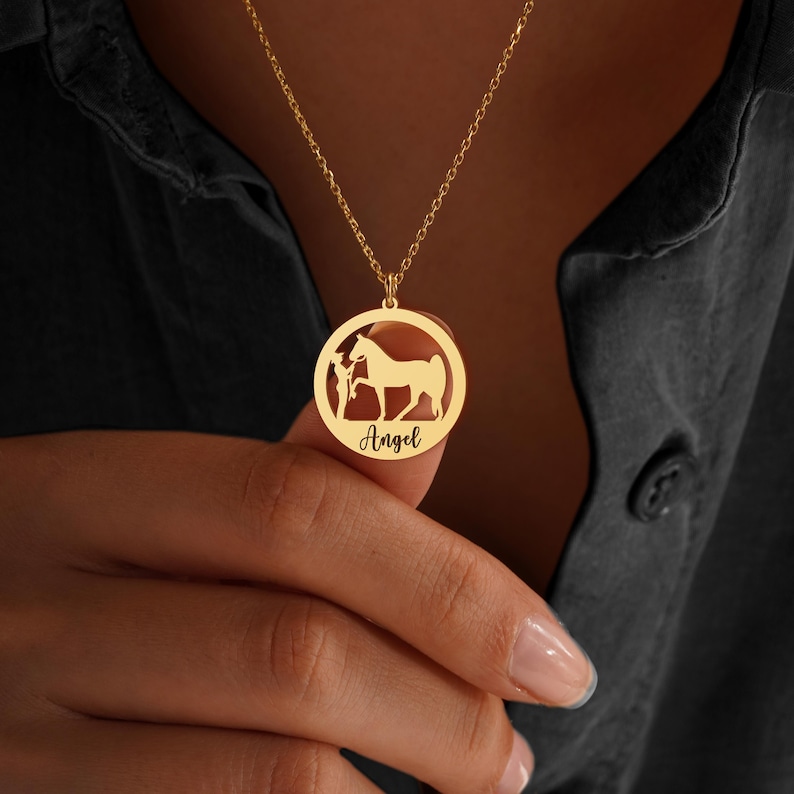 Colar personalizado com nome de cavalo, joia equestre, colar com nome de cavalo, presente para amantes de animais, pingente de cavalo em ouro, presente em memória de um cavalo, presente para mães de cavalos imagem 1