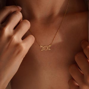 18K Gold Dreifach Mond Phase Göttin Halskette, kleine Mond Halskette, Dreifach Mond Göttin Anhänger, Halbmond Halskette, witchy Schmuck Bild 3
