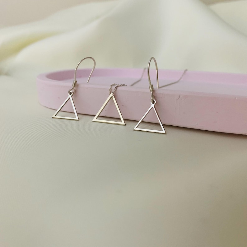 Triangelhalsband, Triangelörhängen, Triangelsmycken i sterlingsilver, Smyckeset med triangelhalsband och örhängen, Dingla triangelörhängen bild 3