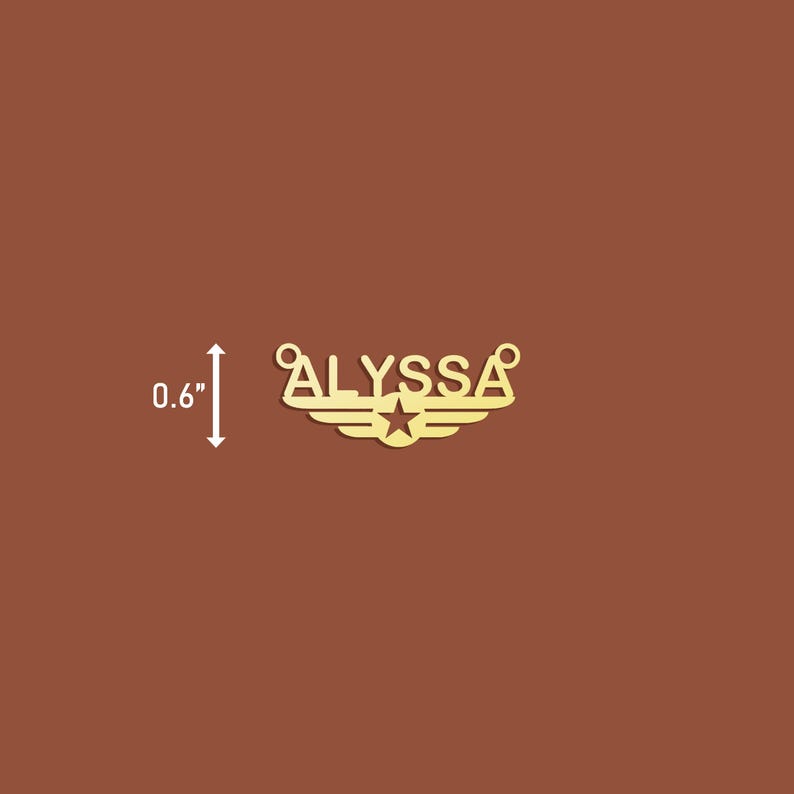 Puede incluir: Encanto de metal dorado con el nombre "ALYSSA" en may&uacute;sculas, con una estrella y alas a cada lado. El encanto tiene 0,6 pulgadas de alto.
