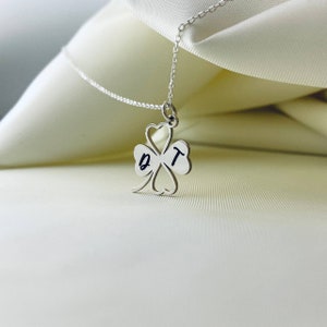 Peut inclure: Collier en argent avec un pendentif en forme de tr&egrave;fle &agrave; quatre feuilles. Le pendentif est grav&eacute; des lettres "D" et "T".