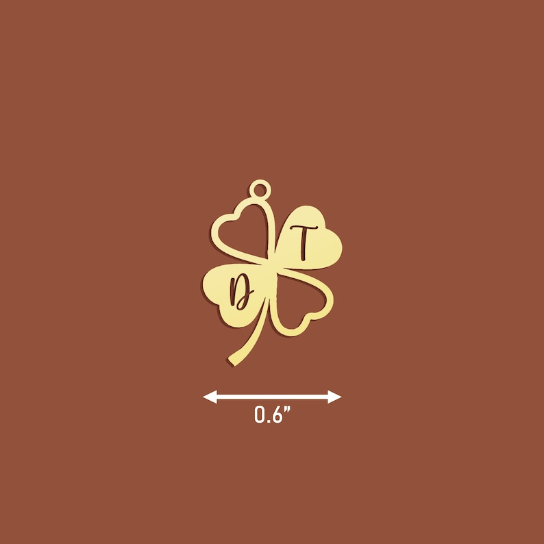 Peut inclure: Breloque tr&egrave;fle &agrave; quatre feuilles de couleur or avec les lettres "D" et "T" sur les feuilles. Le charme a un diam&egrave;tre de 0,6 pouce.
