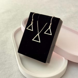 Triangelhalsband, Triangelörhängen, Triangelsmycken i sterlingsilver, Smyckeset med triangelhalsband och örhängen, Dingla triangelörhängen bild 5