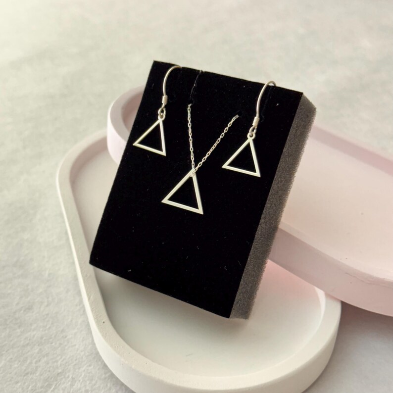 Triangelhalsband, Triangelörhängen, Triangelsmycken i sterlingsilver, Smyckeset med triangelhalsband och örhängen, Dingla triangelörhängen bild 5