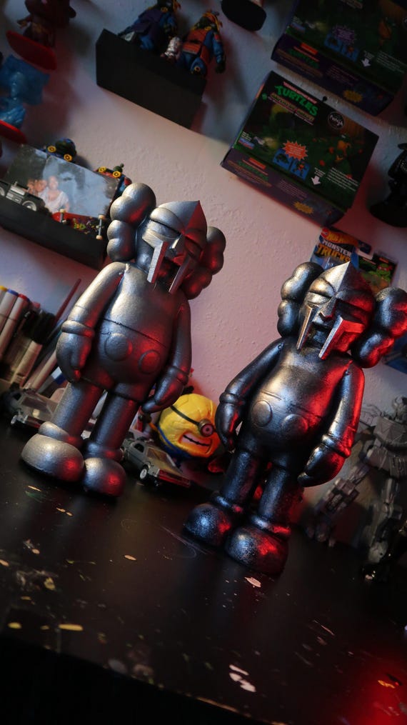 Kaws トランプ KAWS (American, b. 1974). Set of 20 Kaws Toys, 2016-18