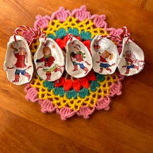 Set of 5 christmas ornaments / Hutschenreuther napkins / decoupage oyster Shell ornaments