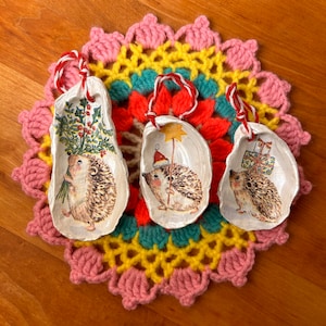 Set of 3 oyster shell ornaments hedgehogs / decoupage