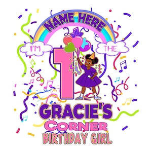 Op de afbeelding: Een roze nummer één met een regenboog erboven die "NAME HERE" zegt. Een meisje met een bruine huid en een paarse jurk houdt ballonnen vast. De tekst "I'M THE" staat in witte wolken. De tekst "GRACIE'S CORNER BIRTHDAY GIRL" staat in paarse, roze en gouden letters.