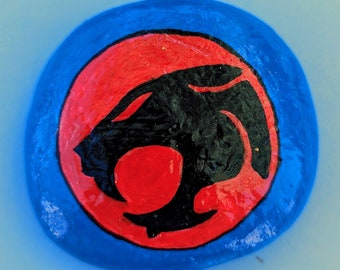 Logo dei Thundercats dipinto su roccia